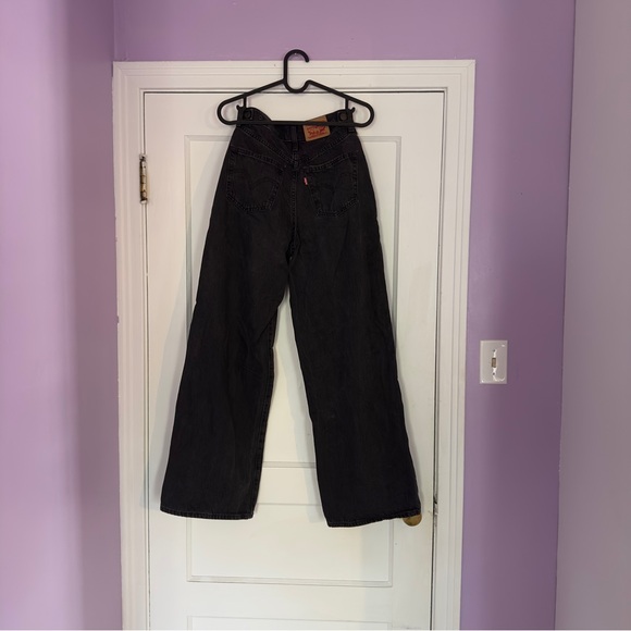 Levi's — Women’s Cinch Baggy Jeans - Picture 3 of 12